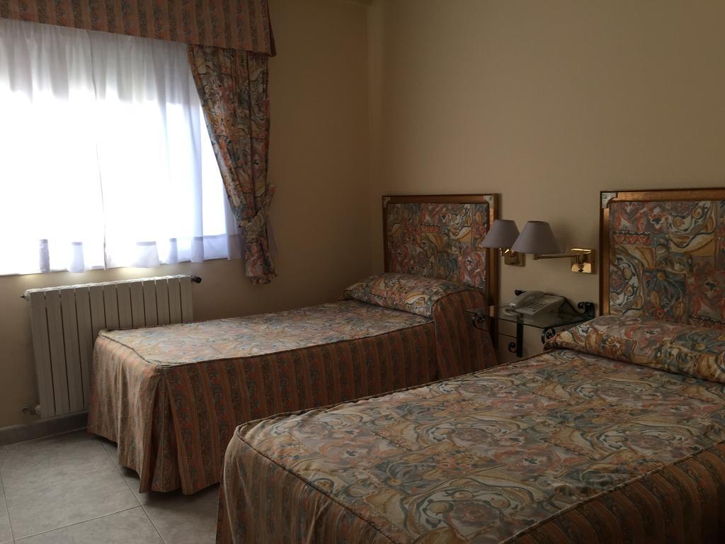 Hotel Restaurante Derby O Carballiño Zewnętrze zdjęcie
