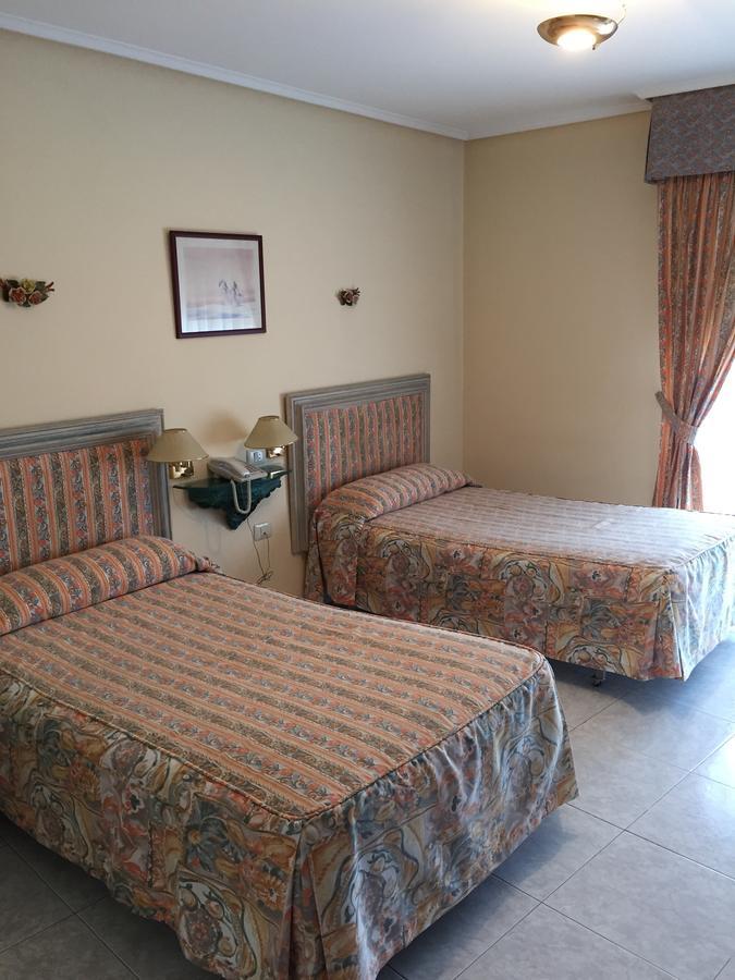 Hotel Restaurante Derby O Carballiño Zewnętrze zdjęcie