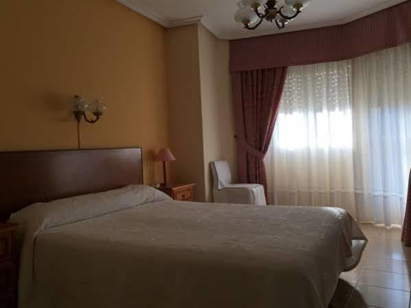 Hotel Restaurante Derby O Carballiño Zewnętrze zdjęcie